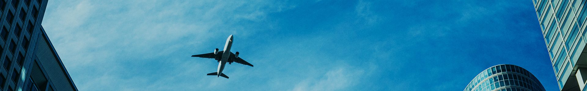 空を飛ぶ飛行機の写真