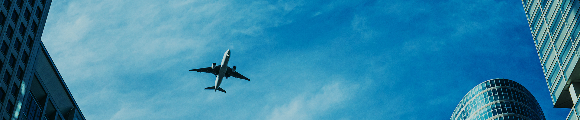 空を飛ぶ飛行機の写真