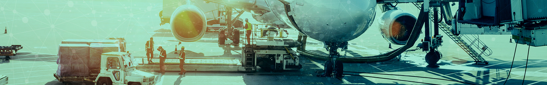 飛行機に貨物を積む写真