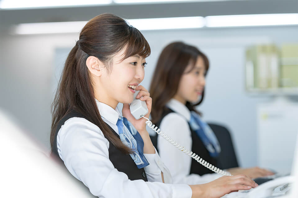 電話をかける女性の写真